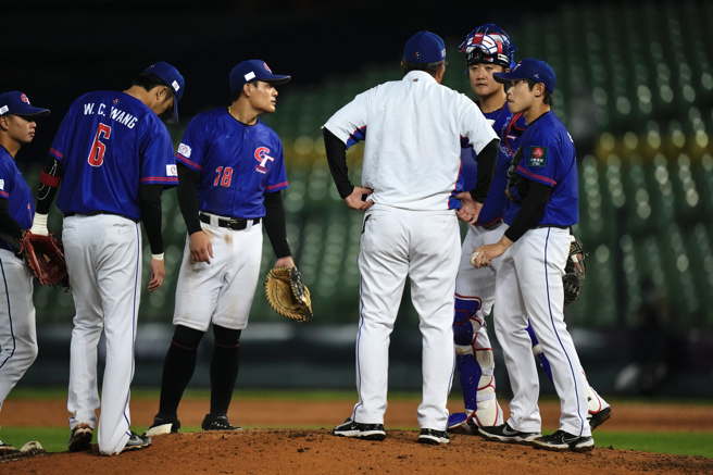 中华队投手陈冠宇（右一）在5局下面临满垒危机，教练团上前喊暂停。（悍创运动行销提供）