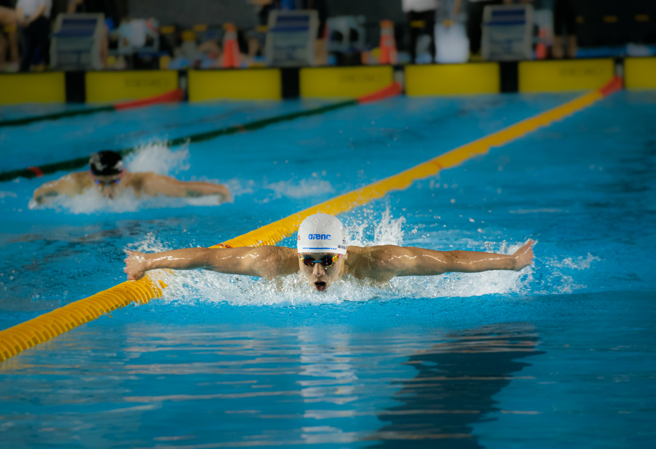 王冠闳在全国春季游泳锦标赛男子100蝶申请中途计时，距离50蝶全国纪录只差0.01秒。（w_s_photo.2002提供）