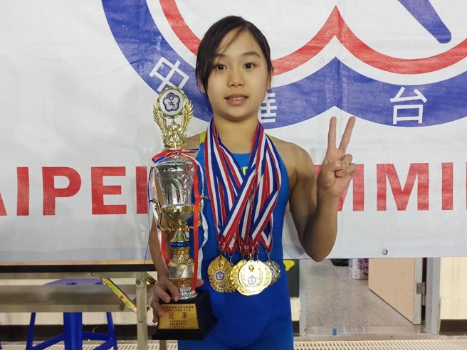 9岁游泳小将何康婗在春季泳赛10及以下岁级女子组夺下9金1银成绩。（全国游泳协会提供）