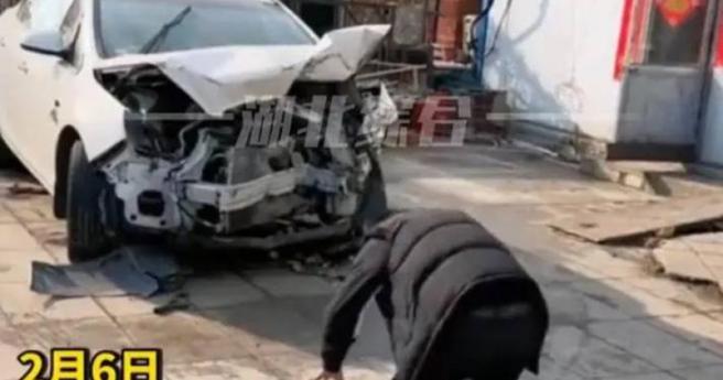 男子看着车子被撞得面目全非，心中十分感慨和不舍，当即跪在地上磕头。（图／翻摄自微博）