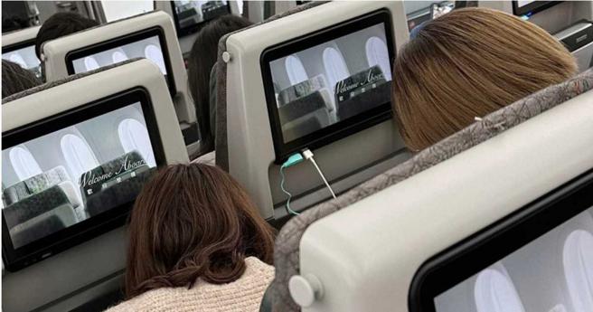 两位香香的日本妹子飞了，蔡阿嘎曝原因竟是二伯的一个举动。（图／翻摄自蔡阿嘎脸书）