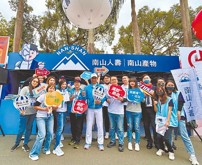 南山人寿大举抢才，南山人寿总经理范文伟亲临臺大校园徵才博览会，积极延揽优秀人才加入南山大家庭。图／南山人寿提供