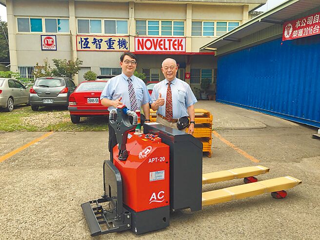 恒智重机堪称台湾一流电动搬运设备制造厂；图为副总经理翟清楠（左起）、董事长翟毓溶。图／恒智重机提供