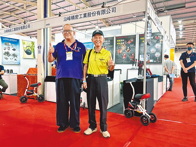 沿峰精密董事长陈民治（右）。图／朱锦霞