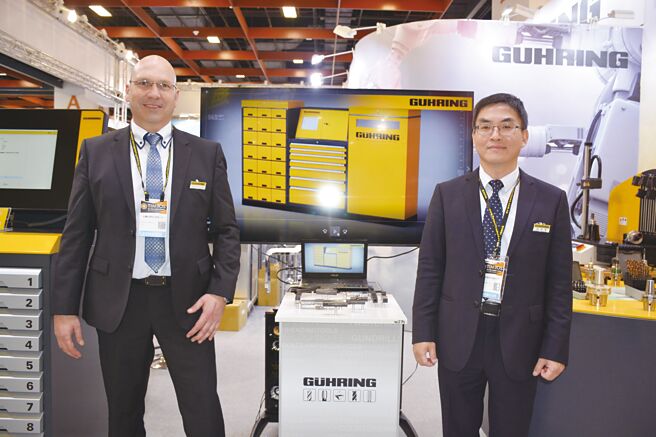 台湾钴领公司总经理张伟峰（右）与德国亚洲区销售部经理Christoph Braunschweig（左）于TIMTOS工具机展合影。图／李水莲
