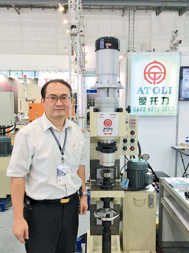 爱托力第二代洪坤铭及铆钉机。图／蔡荣昌