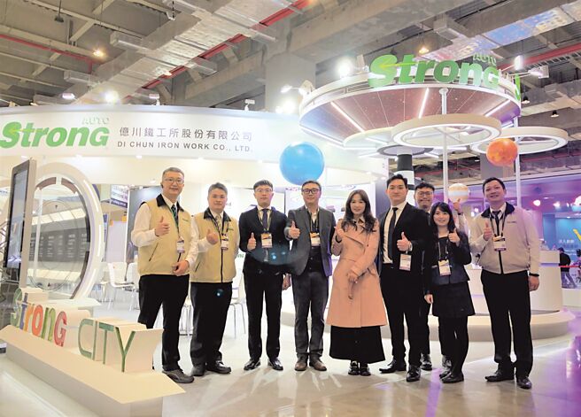 亿川公司副董事长薛如纯（左五）、总经理薛胜赫（左四）与行销团队。图／庄富安