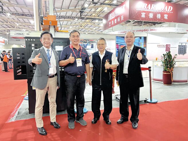 自动棒材送料机，首选富豪机电BARLOAD台湾制造；图右二为富豪机电总经理吕芳谚。图／朱锦霞