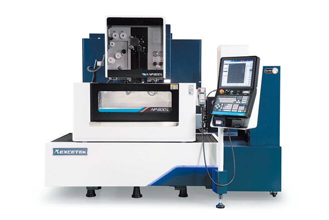 精呈NP600L线切割机搭上节能减碳趋势，配置许多节能电路，节省超过25％加工能量。图／业者提供