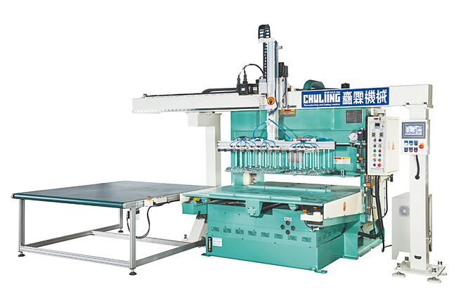 矗霖CSS-806-R裁断成品自动取出机械手臂设备用途广泛，可连续自动取出由裁断机裁切完成后，如泡壳、杯盖成品井然有序的自动计数排列至自动输送带上，以便包装。图／业者提供