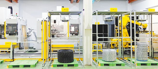 德大最新建置的FMS弹性制造产线，不但加工的品质效率大幅提升，也大幅加快交货期。图／黄俊荣