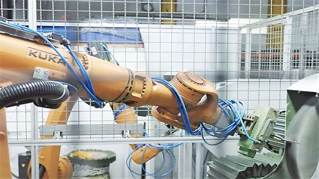 精細且可依需調整，KUKA機器人於六協公司自動處理刀面。圖／庫卡提供