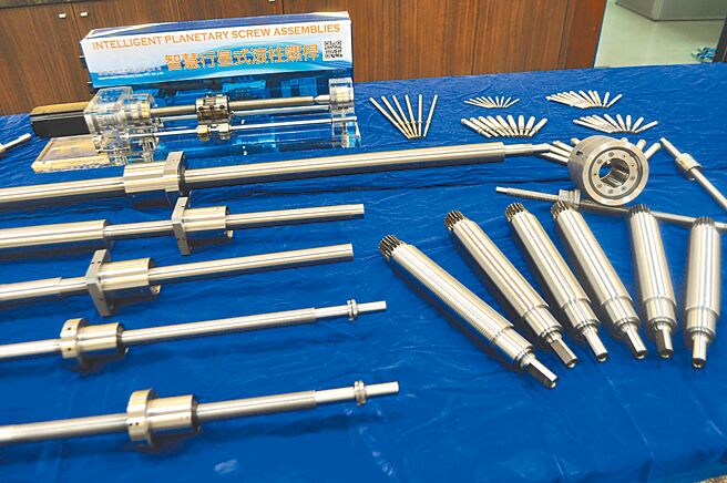 诠丰行星式滚柱螺杆具高精度线性运动、高刚性、出力大、寿命长、高负载、低背隙、低噪音及定位精准等优点，已成许多产业传动新选择。图／郭文正
