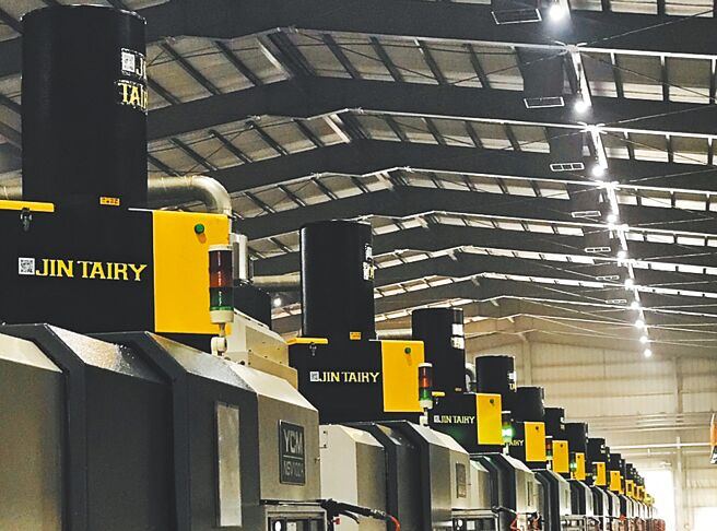 郡泰「AI智能高效环保油雾空气净化机」被国内多家制造大厂指定选用。图／郡泰提供