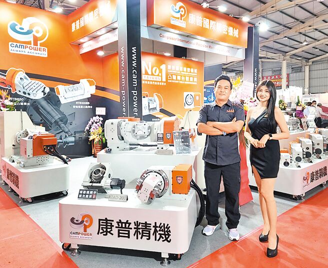 康普精机在2022年台中机械展展出五轴凸轮分度盘；图左为康普总经理粘民勋。图／黄俊荣