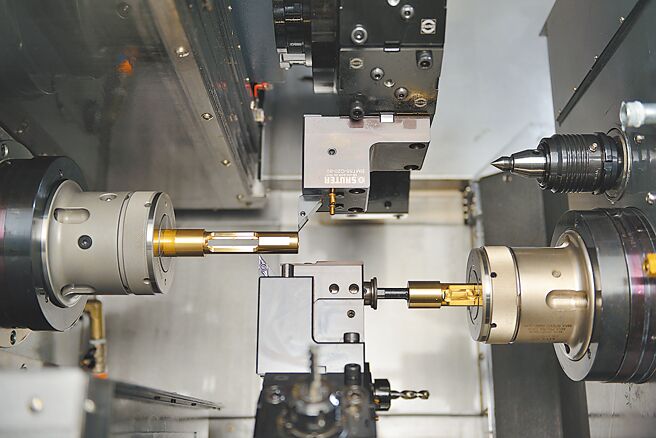 透过同时驱动双主轴及双刀塔，并透过三系统加工，让使用者可比传统双刀塔机型省下约略10％加工时间。图／业者提供