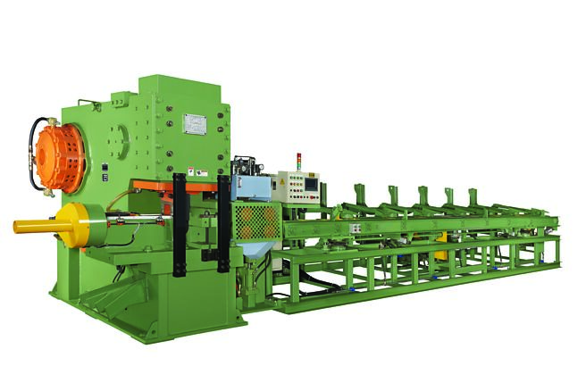 桂全「棒钢高速精密切断机」可快速、精准针对光圆棒长工件进行精密切断加工，是汽机车汽门的精密切断加工利器。图／桂全提供