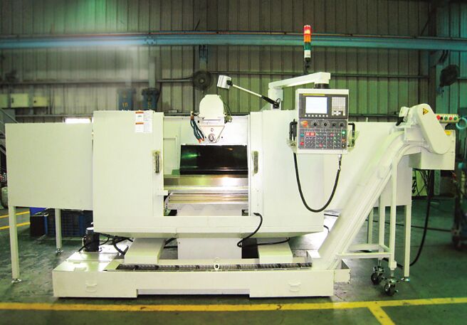 合骏床型CNC铣床全罩式机型搭配铁屑输送机，让自动化产线更灵活。图／合骏提供