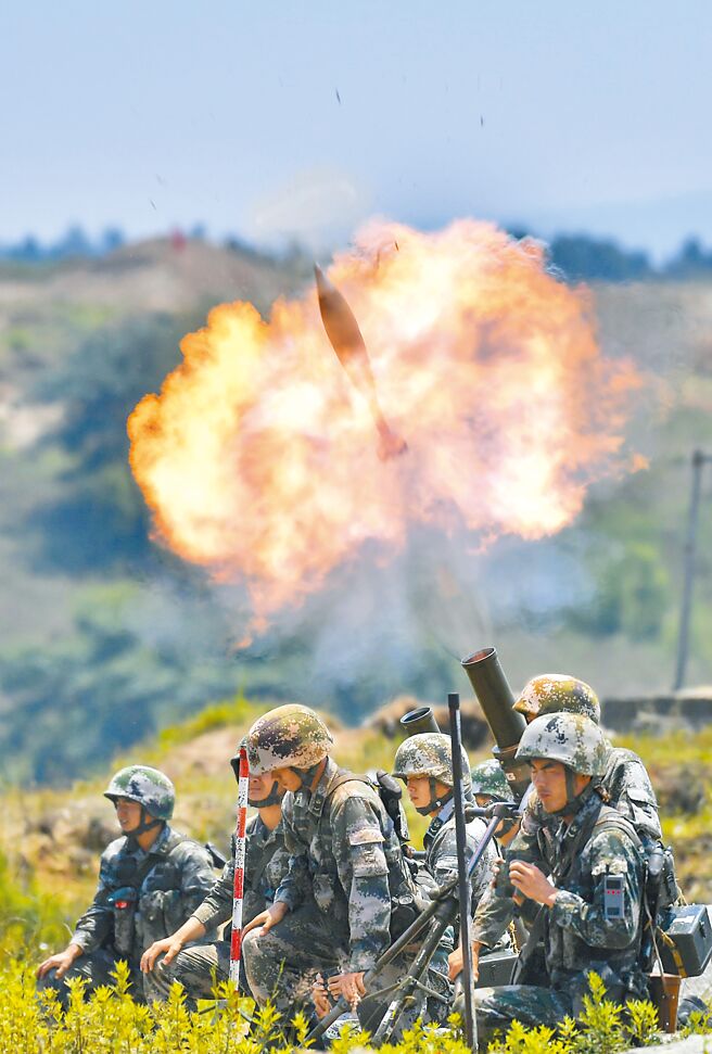 大陆2023年国防预算支出约1兆5537亿元人民币，较去年增长7.2％，增幅创近5年次高。图为共军进行迫击炮实弹射击训练。（中新社）