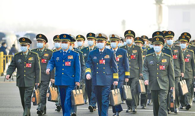 大陆第14届全国人民代表大会第一次会议5日在北京举行，据大陆预算草案报告，今年国防支出约1兆5537亿元人民币（约合新台币6.86兆），较去年增长7.2％，创近5年次高。图为全国人大代表走向会场。（新华社）