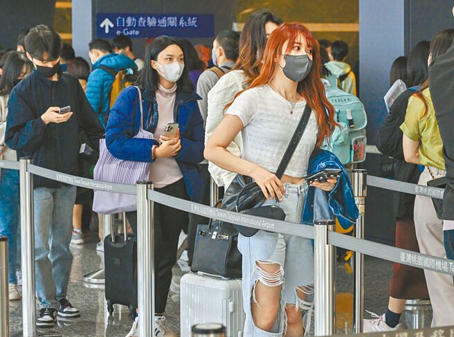 旅游业盼开放大陆旅客来台观光，图为桃园机场入境旅客。（本报资料照片）