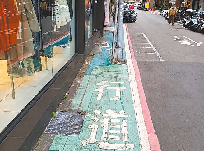 不少标线型人行道路线上仍有路灯等设施，影响行人安全。（简立欣摄）