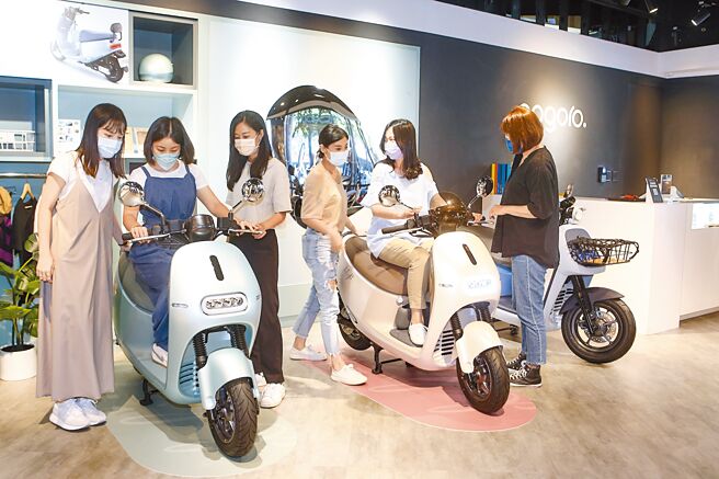 图为女性车主在门市试乘。（本报资料照片）