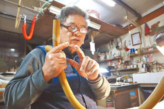 螺钿工艺师陈甫强用自制的工具，切割打磨出一件件精致的作品。（邱立雅摄）