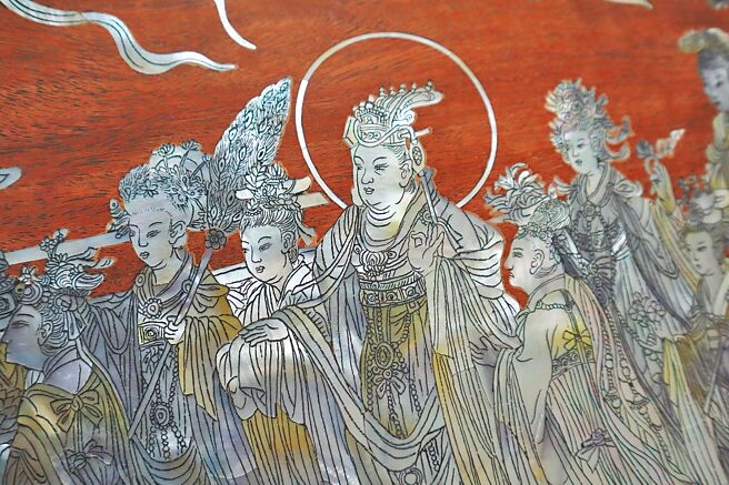 「87神仙图」内容为眾仙人朝拜元始天尊，作工细致栩栩如生。（邱立雅摄）