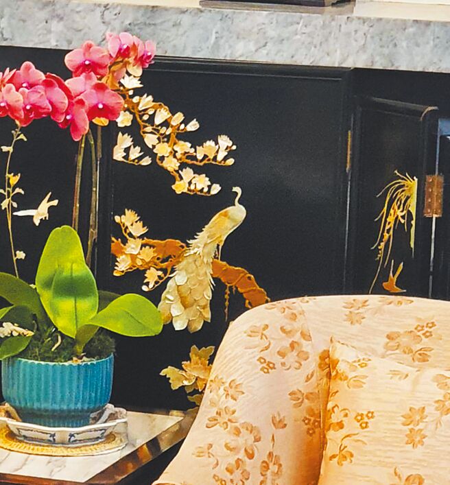 陈甫强与父亲通力合作的螺钿工艺品，在1960、70年代备受欢迎，退辅会多次下单订制屏风。（陈甫强提供／邱立雅竹市传真）