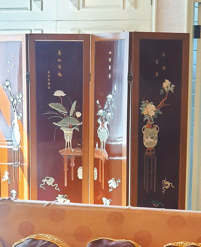 陈甫强早年与父亲的螺钿作品在现今士林官邸还看得到。（陈甫强提供／邱立雅竹市传真）