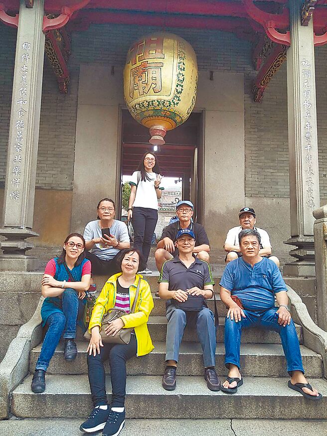 陈甫强（前排右一）曾带领学生们返回他的祖籍地浙江东阳，考察螺钿工艺发展。（陈甫强提供／邱立雅竹市传真）