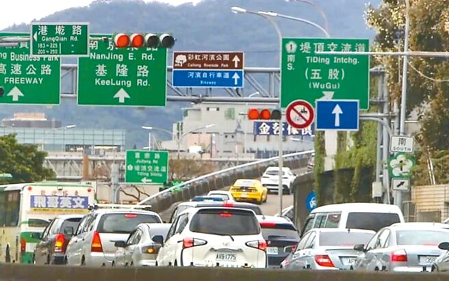 为抢救台北市内湖科学园区交通，纾解下班期间最塞的堤顶大道上国道路段，台北市交通局提出内湖到汐止国道高架路段下班尖峰时间，可开放行驶路肩，但中央认为有安全疑虑。（摘自台北市议员李明贤脸书）