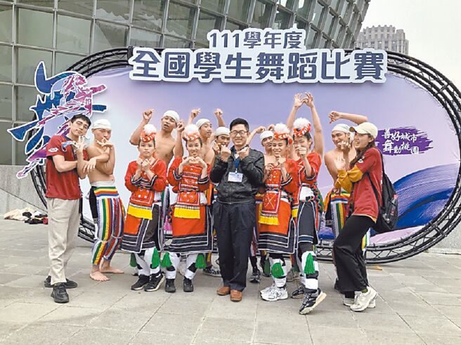 花莲高工原舞队以优美舞姿、生动表情，维妙维肖舞出阿美族传统姻缘仪式，勇夺全国学生舞蹈比赛民俗舞高中职丙组特优冠军。（花莲高工提供／罗亦晽花莲传真）