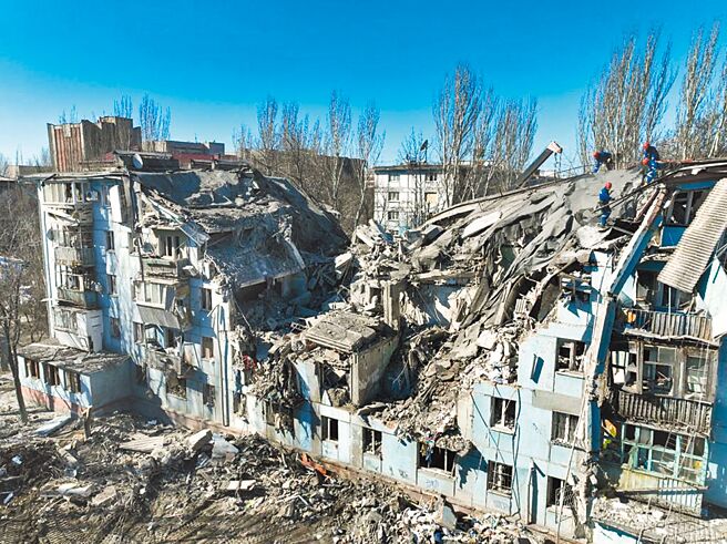 俄乌战争持续，札波罗热一处公寓遭俄军袭击死伤惨重，乌克兰总统泽伦斯基在推特上贴文谴责俄罗斯恐怖恶行。（摘自乌克兰总统泽伦斯基推特）