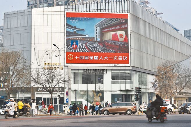 大陆国务院总理李克强5日上午在政府工作报告中表示，大陆坚持一个中国原则和九二共识，坚定反独促统。图为北京户外大萤幕直播大陆第十四届全国人大一次会议开幕式。（中新社）