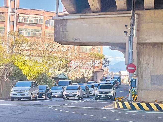 一工处在辖区台61、台66线匝道处装设警示标志，提醒用路人勿逆向误闯匝道。（吕筱蝉摄）