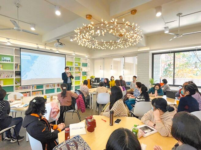 台中市36所國中籌備聯合推動「SDGs永續閱讀－跨校聯合主題書展」。（輔導團專輔童師薇提供／潘虹恩台中傳真）