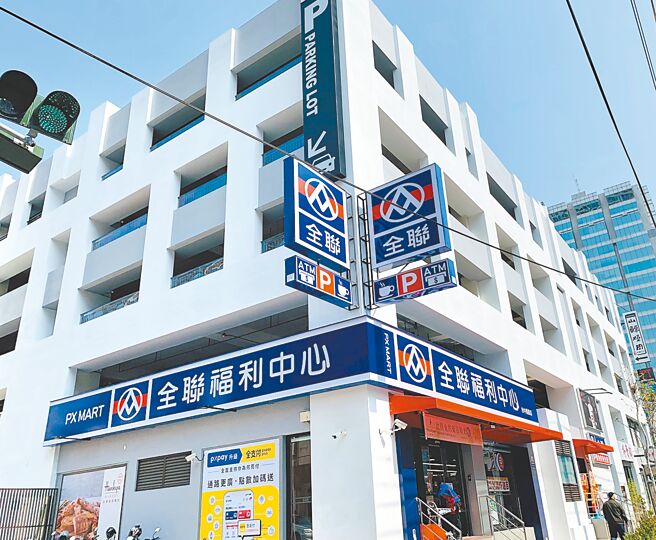 交通局与民间企业合作将逢甲停车场自平面改为立体，厂商更引进烧肉、烤鸭等餐厅，近来更有卖场进驻开幕，成为功能最全停车场。（交通局提供／张亦惠台中传真）