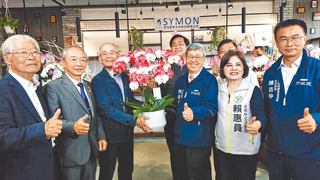 行政院長陳建仁（前排右三）端起土耳其國旗色的蘭花，表達對土耳其大地震的關心，暖喊加油。（程炳璋攝）