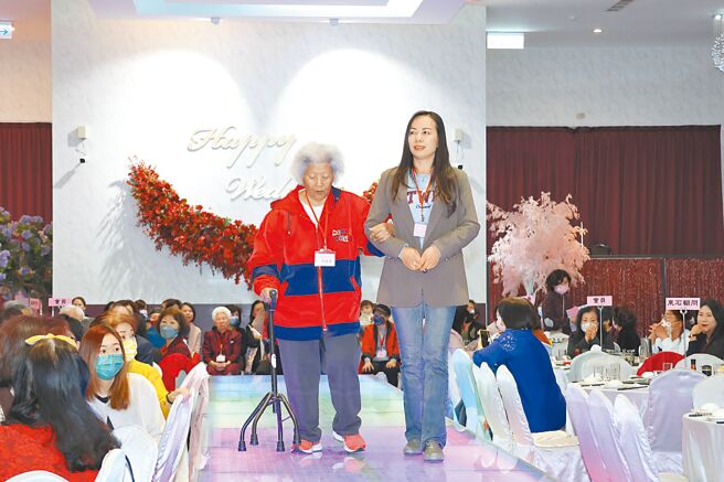 嘉义市妇女会5日举办「妇女节表扬大会」，嫁来台湾12年的张寒玲与婆婆张德君以「模范婆媳」之姿接受表扬。（吕妍庭摄）