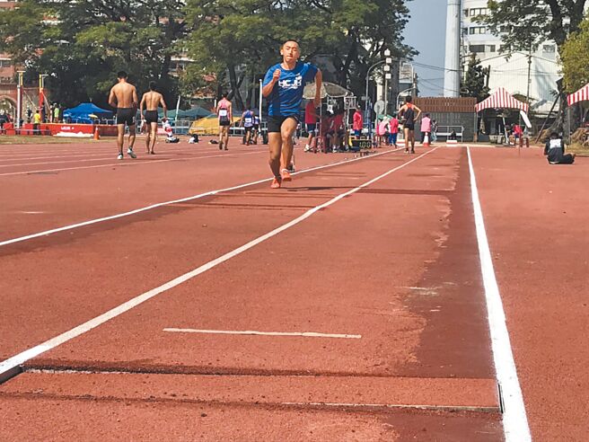 屏东县中小联运在县立田径场登场，但比赛场地却出现多处补丁，引发质疑。（谢佳潾摄）