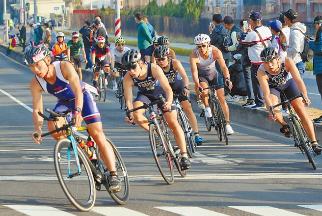 「2023维士比杯爱河国际铁人三项竞赛」5日清晨6时30分在爱河畔周边正式开赛，该场赛事同时是今年全运会高雄代表队选拔赛。此次共吸引500多名国内外三铁好手报名参赛。（高市府运发局提供／洪浩轩高雄传真）