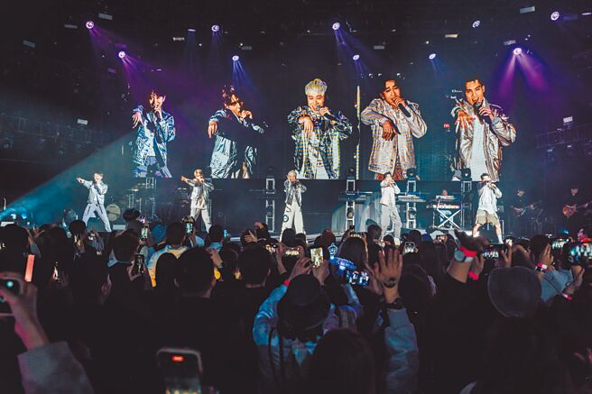 邱锋泽（左起）、陈零九，小赖、娄峻硕、黄伟晋演唱组曲向四大天王致敬。（滚石唱片提供）