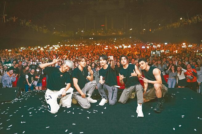 五坚情连2天在香港开唱，共吸6000名粉丝，现场座无虚席。（滚石唱片提供）