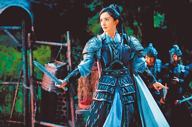 楊冪穿盔甲拍動作戲。（中視提供）