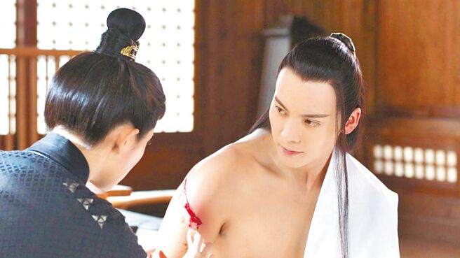 陳偉霆在戲裡露胸肌秀身材。（中視提供）