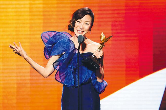 杨紫琼5日再度击败劲敌凯特布兰琪，荣获最佳主角奖。（路透）