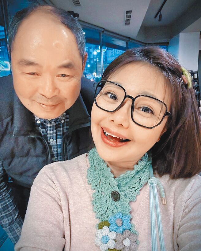 林嘉俐（前）主持手語節目《手比嘛會通》當送給爸爸的生日禮物。（大愛電視台提供）