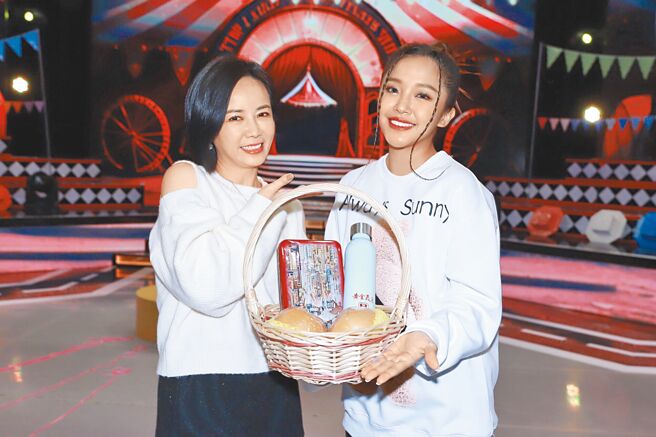 陈仙梅（左）送上「护嗓三宝」给赖慧如。（民视提供）